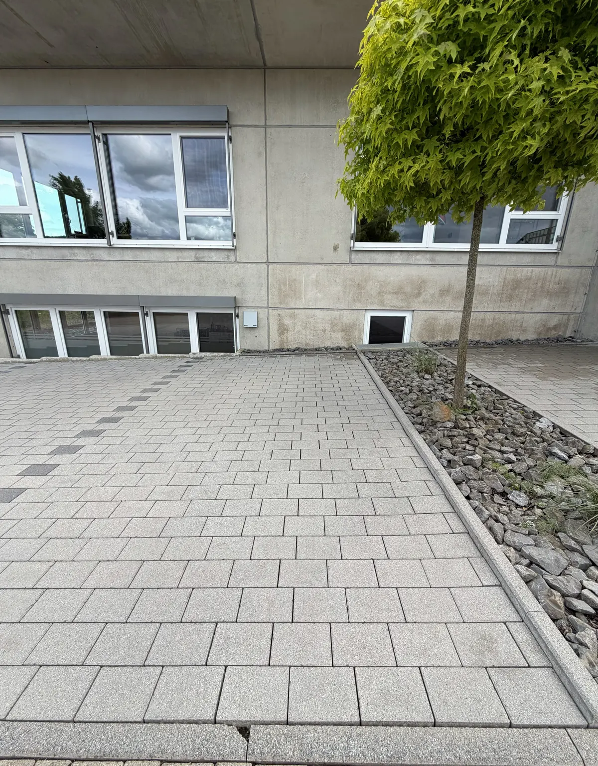 Pflasterfläche am Gebäude nachher