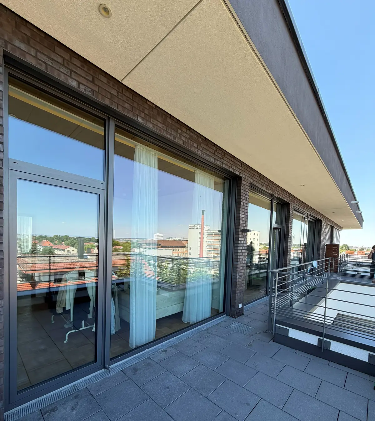 Glasfront an der Dachterrasse