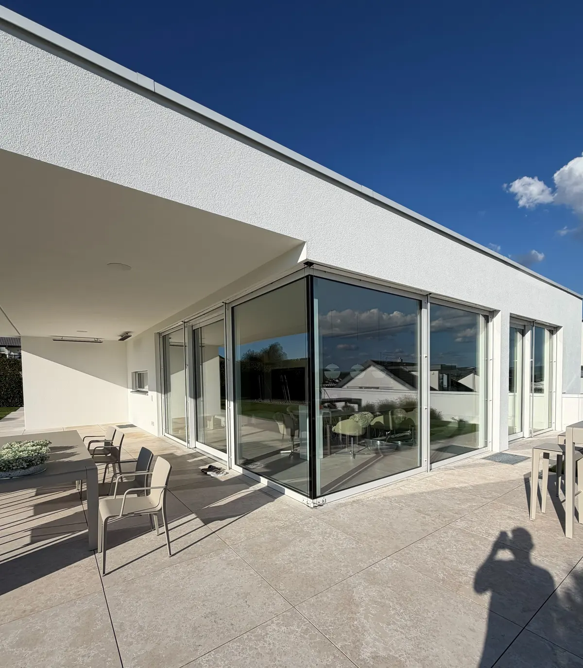 Terrasse und Glasfront