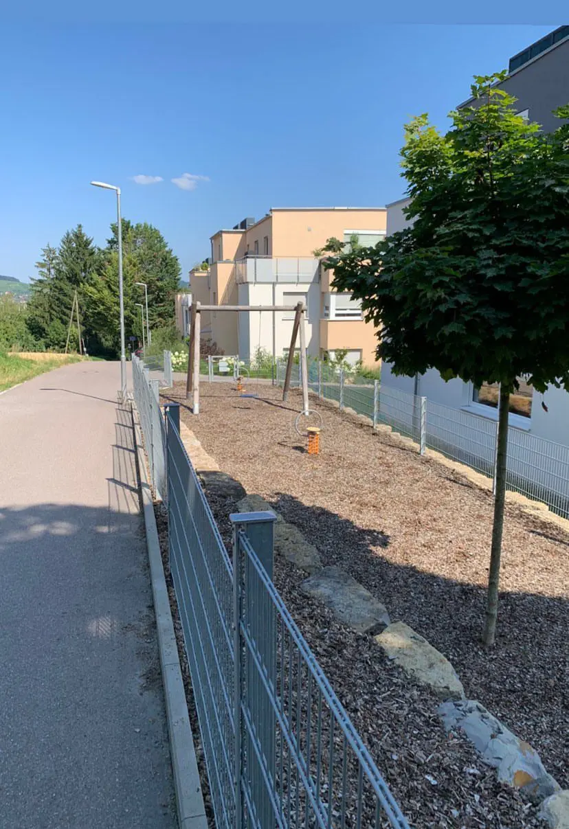 Gehweg und Grünstreifen nach der Reinigung